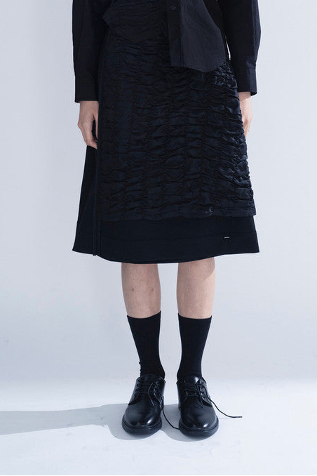 Shirred lining wrap skirt in black