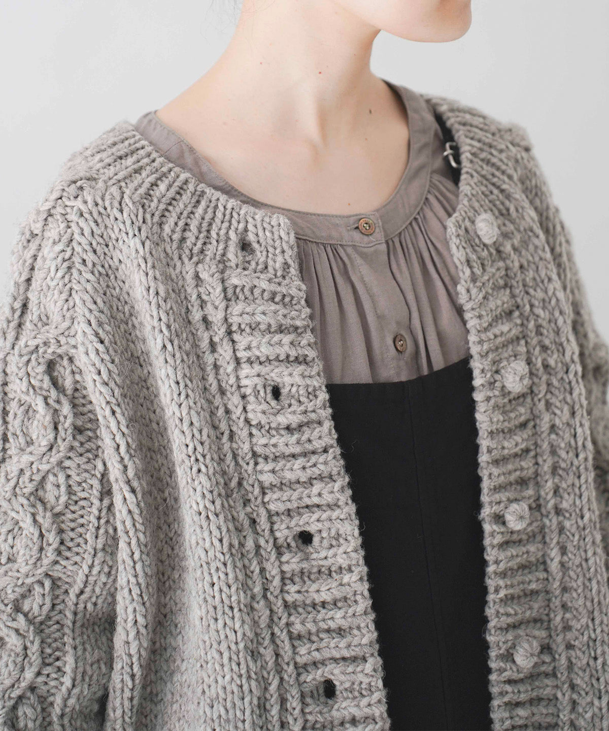 Peruvian Wool Cable Sleeve Knit Cardigan (Beige)