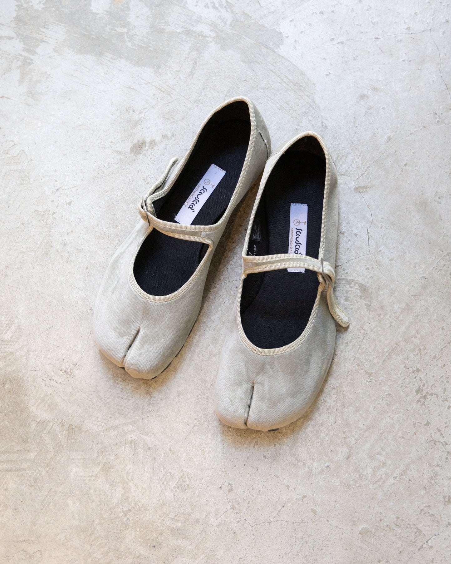 Tabi white shoes