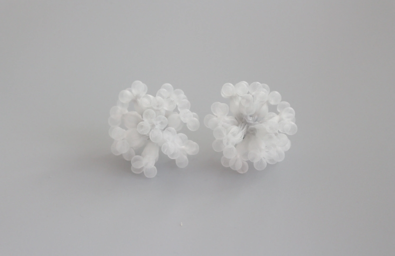 Shibori earrings/ white (pair)
